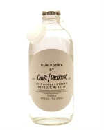 Our Vodka By Detroit flaske i mælkeflaskeform med bynavn trykt på etiketten