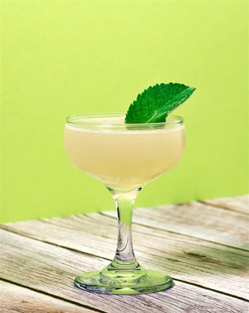 Pear Royal - cocktail med Nc\'nean botanical spirit, pærelikør og Prosecco