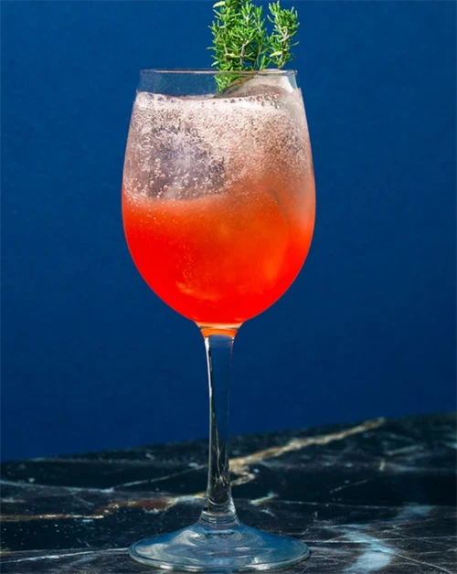 Resta Spritz - cocktail med Nc\'nean whisky, Aperol og grapefrugtsodavand