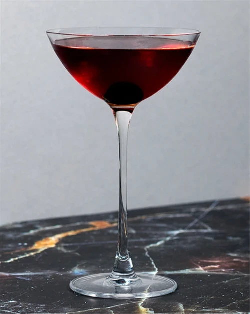 Rob Roy med Nc\'nean whisky, Aperol, Peychaud\'s og orange bitters