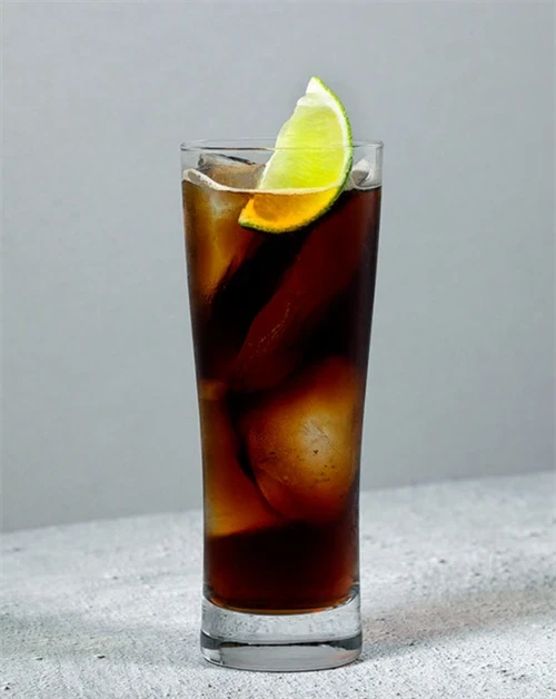 Rogue - cocktail med Nc\'nean whisky, amaro og cola