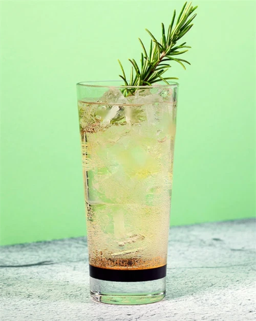 Rooted - cocktail med Nc\'nean botanical spirit, ingefær og rosmarin