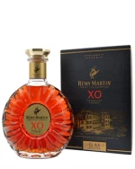 Flaske Remy Martin XO Excellence Cognac med mahognyfarvet væske og gylden etiket
