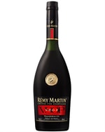 Flaske Remy Martin VSOP Red Label Cognac med kobberfarvet væske og rødt etiket