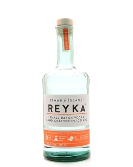 Reyka vodkaflaske i klart glas med blå etiket og islandsk motiv