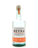 Reyka vodkaflaske i klart glas med blå etiket og islandsk motiv