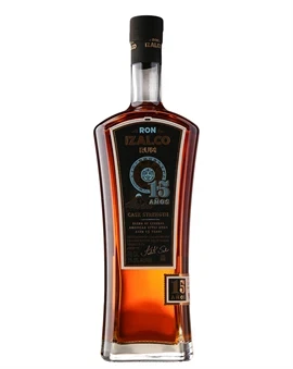 Flaske Ron Izalco 15 år Cask Strength med mørk rav-farvet rom