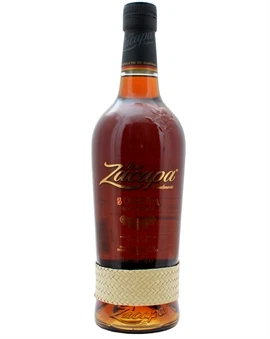 Flaske viklet i palmeblad-flettet dekoration med Zacapa-etikette