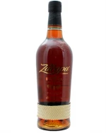 Flaske viklet i palmeblad-flettet dekoration med Zacapa-etikette