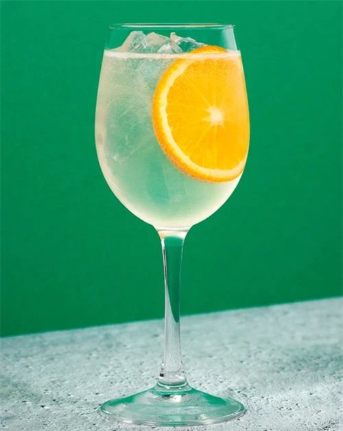 Scenic Spritz - cocktail med Nc\'nean botanical spirit, hvidvin og tonic