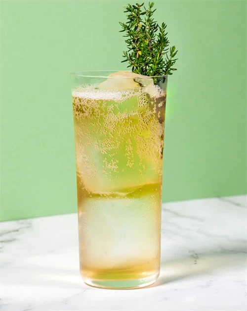 Shrub Shrub - cocktail med Nc\'nean whisky, pærejuice og timian