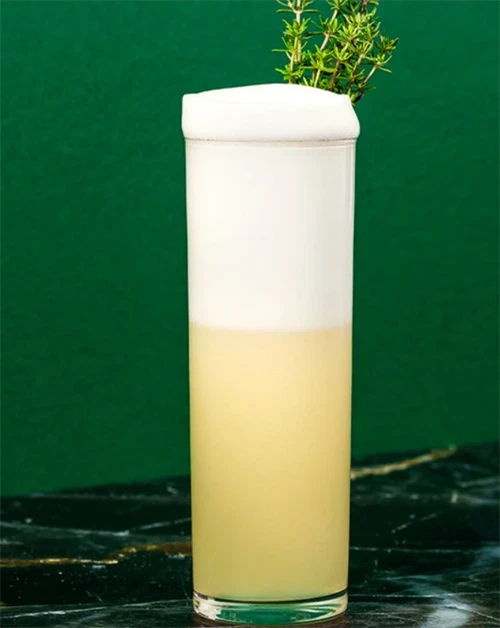 Silver Fizz - cocktail med Nc\'nean botanical spirit, æggehvide og timian