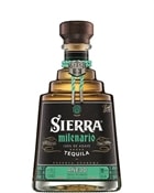 Flaske Sierra Milenario Anejo Tequila med mørk gylden farve og Maya-inspireret hætte