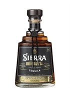 Flaske Sierra Milenario Extra Añejo Tequila med ravgylden farve
