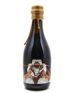 Mørk ølflaske med Siren Maiden 2022 Barrel Aged Barley Wine