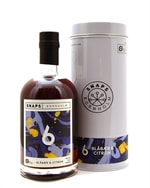 Flaske med blåviolet blåbær-citron akvavit og lys etiket