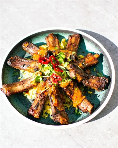 Spareribs med rom-sauce og kokosris – opskrift med Compañero rom