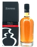 Flaske af Stauning Young Rye Ryes Brigade Dansk Rug Whisky med to glas