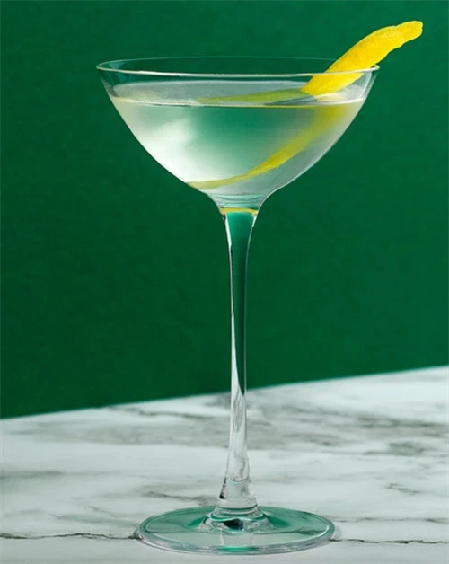 The Huntress - cocktail med Nc\'nean botanical spirit, chablis og hyldeblomst