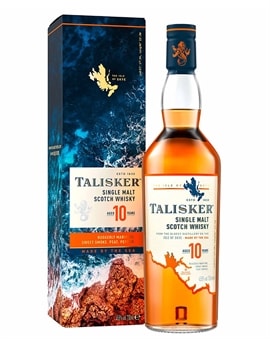 Talisker 10 år-flaske foran maritim baggrund med klipper