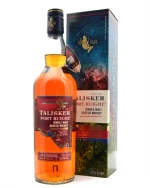 Talisker Port Ruighe-flaske foran mørkerødt portvinsmotiv