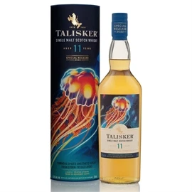 Talisker 11 år Special Release 2022-flaske med bølgemotiv i baggrunden