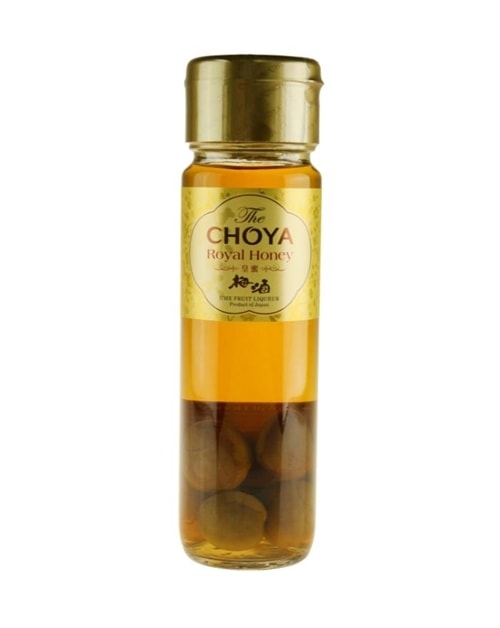 Gylden umeshu-flaske med hele ume-frugter