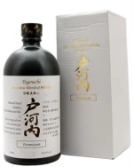 Togouchi Premium-flaske foran bjerglandskab