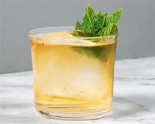 Whisky Six - simpel highball med Nc\'nean whisky, danskvand og frisk mynte