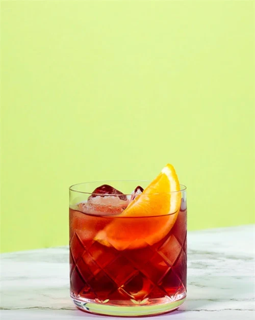 Wild Negroni - bitter cocktail med Nc\'nean botanical spirit, Campari og Aperol