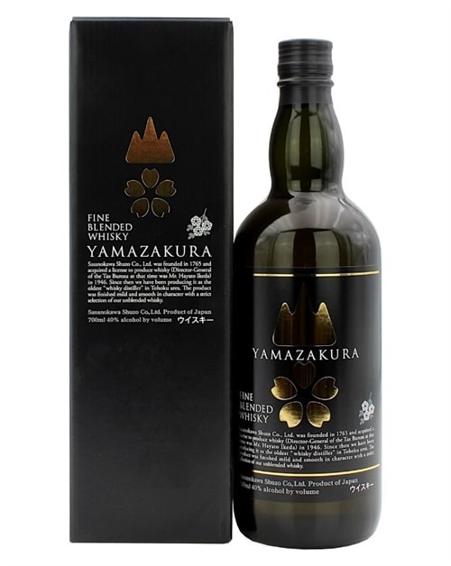 Yamazakura Blended-flaske med rødlig etikett og kirsebærblomst