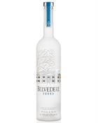 Belvedere kæmpeflaske i frostet glas med oplyst palads bag bardisken