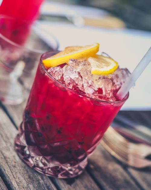 Blackberry Bramble cocktail med Fruko Schulz og gin