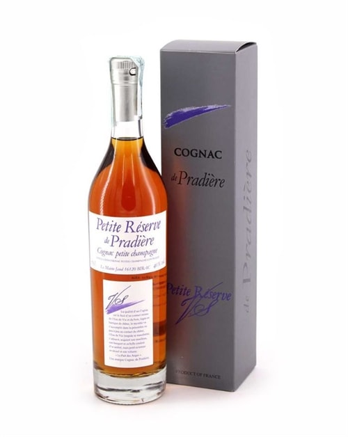 Flaske Cognac VS de Pradiere med gylden væske og enkel etiket