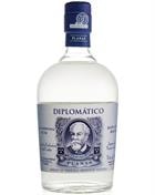 Klar flaske med hvidt etikette og sort Diplomatico-logo, Planas