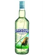 Grasovka Bisongras flaske med et enkelt græsstrå liggende i klar vodka