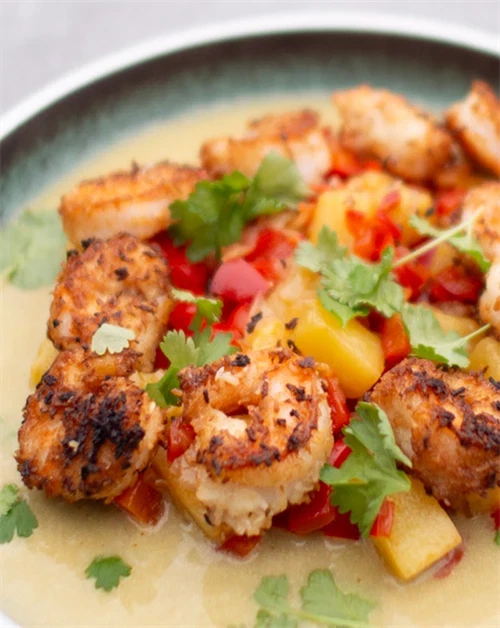 Kokosrejer med caribisk romsalsa og mango-colado sauce – opskrift