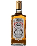 Gylden Tequila i klar flaske foran mørk baggrund
