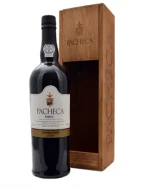 Flaske med mørk, dyb rubinrød vintage portvin fra Quinta da Pacheca