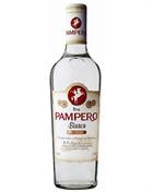 Klar flaske med rødt etikette og Pampero-vindmotiv, Blanco