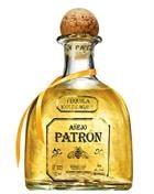 Flaske Patrón Añejo Tequila med mørkt bagfarvet glas og guldpræget etiket