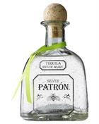 Klar flaske Patrón Silver Tequila med enkelt, elegant etikettdesign