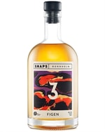 Flaske med gylden figenakvavit og mørk etiket fra Bornholm