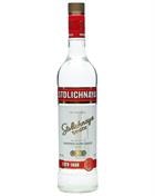 Stolichnaya The Original flaske med rød etiket og gyldent skriveskrift