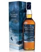 Talisker Storm-flaske med ældre etikette foran stormfuldt havmotiv